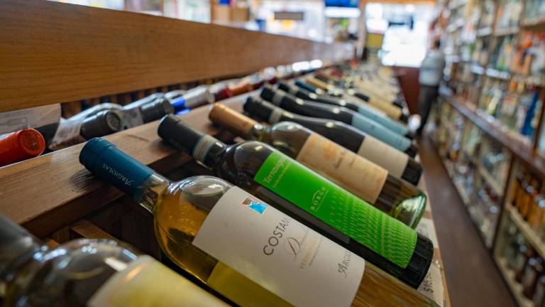 Fotografía de unas botellas de vino en una tienda de licores este jueves, en Nueva York (Estados Unidos). Foto: EFE