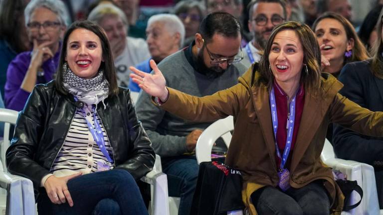 La eurodiputada y exministra de Igualdad Irene Montero (i), e Ione Belarra, líder del partido, asisten a la quinta asamblea estatal de Podemos celebrada este viernes en Marid, donde elegirá al líder del partido y aprobará los documentos político y organizativo. Foto: EFE