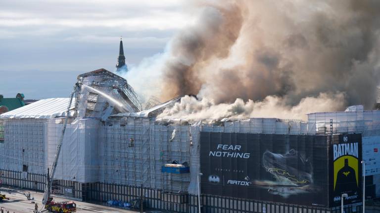 Imagen del edificio de la antigua bolsa de Copenhague en llamas. Foto: EFE