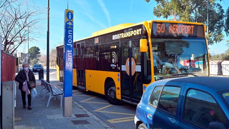 La parada del antiguo sistema de solicitud del autobús en la Urbanització Sant Joan, que pronto se modernizará. Foto: Alfredo González