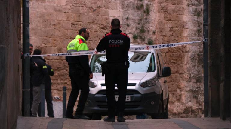 Los Mossos delante de la casa donde fue hallado el cadáver. Foto: ACN