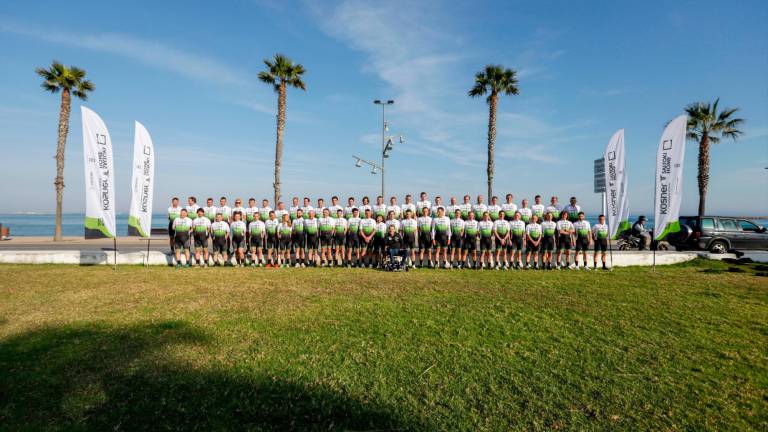 Presentación del equipo Kosner-Saltoki Home, formado por 62 corredores y corredoras, en La Pineda, junto a Juan Carlos Unzué, en el centro de la imagen. Foto: Marc Bosch