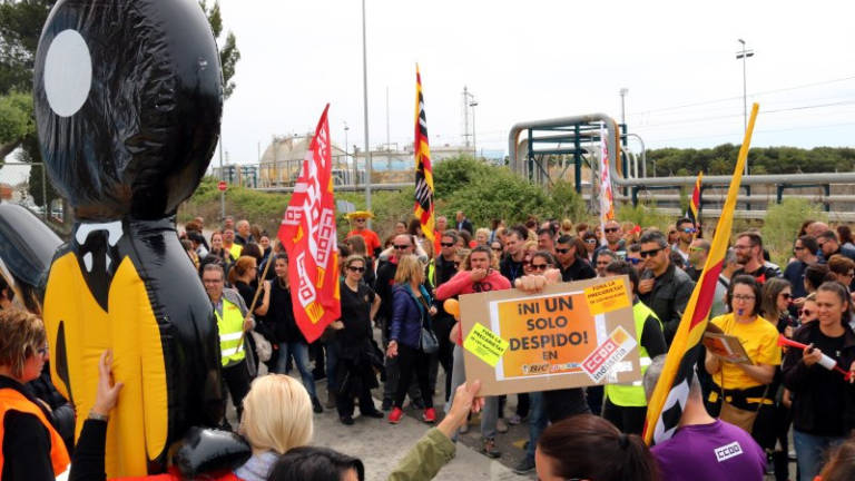 Treballadors de Bic Graphic a Tarragona estan de vaga per l'ERO d'extinció que preveu 136 acomiadaments, el 2 de maig del 2017.