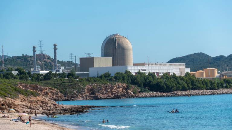 Imagen de la nuclear desde la playa de L’Almadrava de L’Hospitalet de l’Infant. FOTO: DT