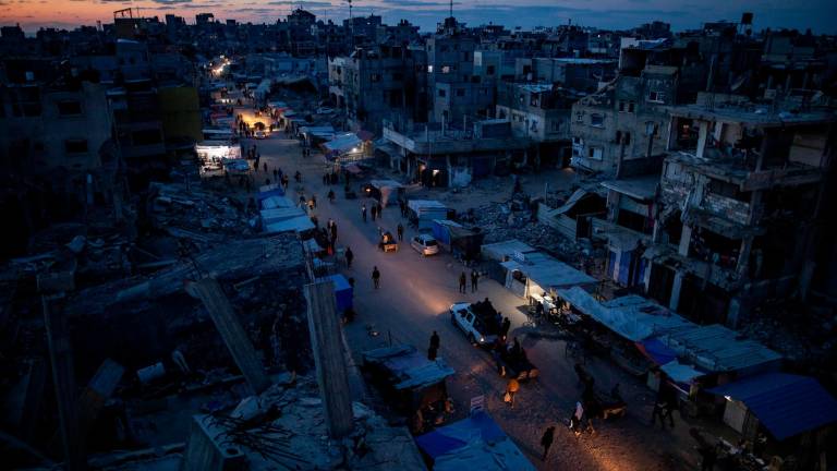 Los palestinos caminan por un mercado en Jan Yunis, en el sur de la Franja de Gaza. Foto: EFE