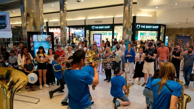 Música en directo en Parc Central, que está de aniversario. FOTO: fabián acidres