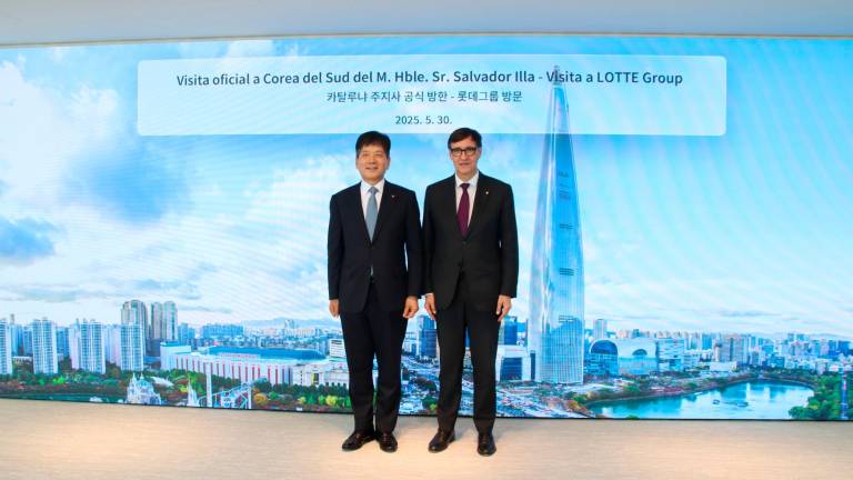 El CEO de Lotte, Kim Yeon-seop, y el president de la Generalitat de Catalunya, Salvador Illa. Foto: ACN