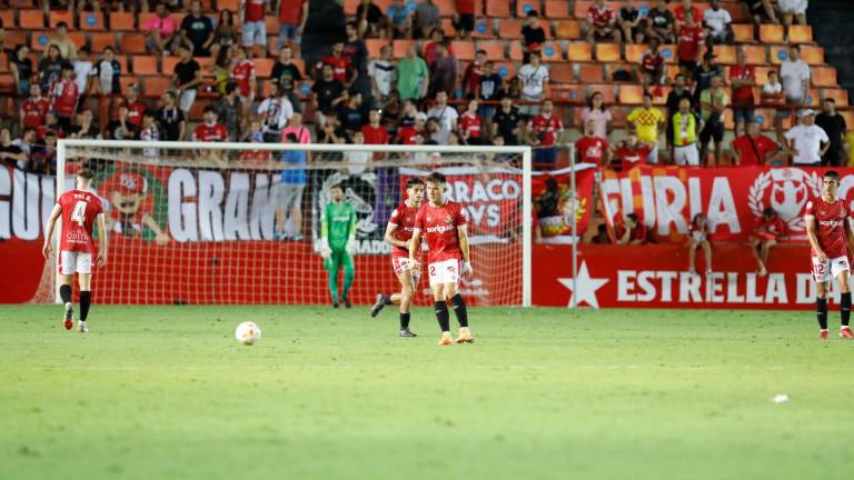Los jugadores del Nàstic cabizbajos tras encajar el 2-2 en el minuto 87 ante la UD Logroñés. foto: pere ferré