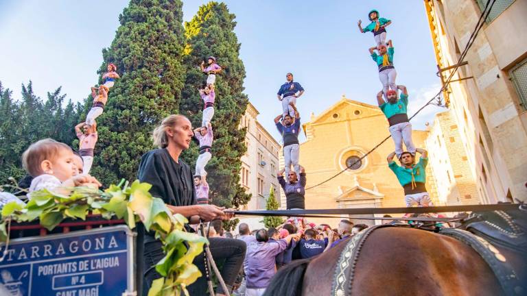 Cuatro ‘pilars’ de cinco recibían la comitiva, liderada por los carros, caballos y Portants. Foto: Àngel Ullate