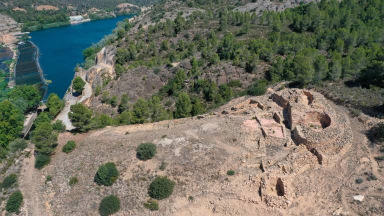 Imatge aèria del jaciment ibèric de l’Assut de Tivenys, amb l’estructura defensiva que corona el poblat, a la dreta, i el riu Ebre al fons Foto: cedida a ACN