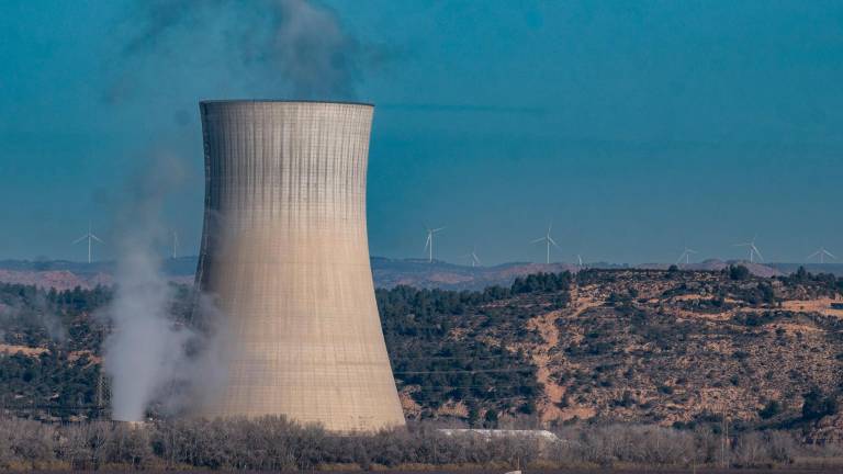 En primer plano, la central nuclear de Ascó, en la Ribera d’Ebre. Al fondo, en el horizonte, algunos molinos eólicos. Foto: Joan Revillas