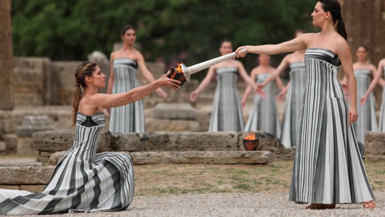 La actriz griega Mary Mina (derecha) interpretó el papel de la Gran Sacerdotisa durante la ceremonia de encendido de la llama olímpica para París 2024 que tuvo lugar en el Templo de la Antigua Olimpia. Foto: EFE