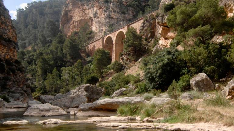 L’antic pont del tren al seu pas per la Fontcalda, a la Terra Alta. foto: Joan REvillas