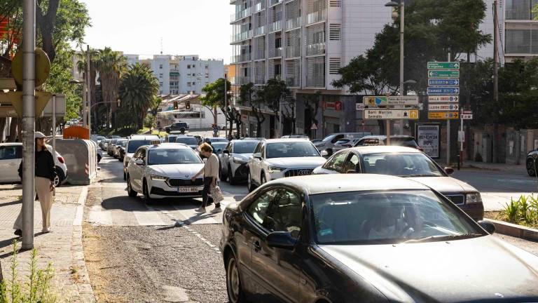 Las obras en la avenida Catalunya generan maniobras irregulares para no quedar atrapado. Foto: Àngel Ullate