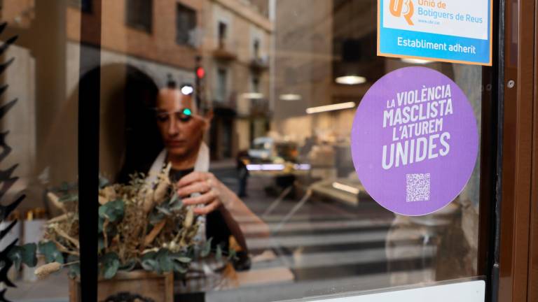 Las pegatinas circulares que identifican el negocio como punto violeta lucen expuestas en las puertas. Foto: Alba Mariné