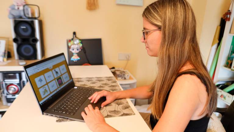 Laura Roig, directora del centre Educa’t Reus, fent una classe de Glifing amb el seu ordinador. Foto: Alba Mariné