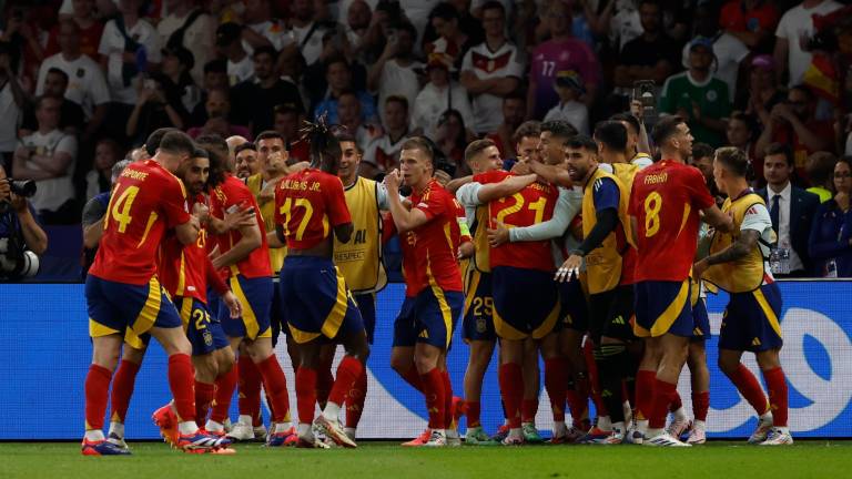 Los jugadores de la selección española celebran el segundo gol para el combinado, obra de Mikel Oyarzabal, durante el encuentro correspondiente a la final de la Eurocopa que disputan hoy Domingo España e Inglaterra en el Estadio Olímpico de Berlín. EFE /J.J. Guillén