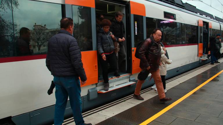 Usuarios bajando y cogiendo un tren de la R2 Sur llegando a la estación de Calafell. Foto: ACN