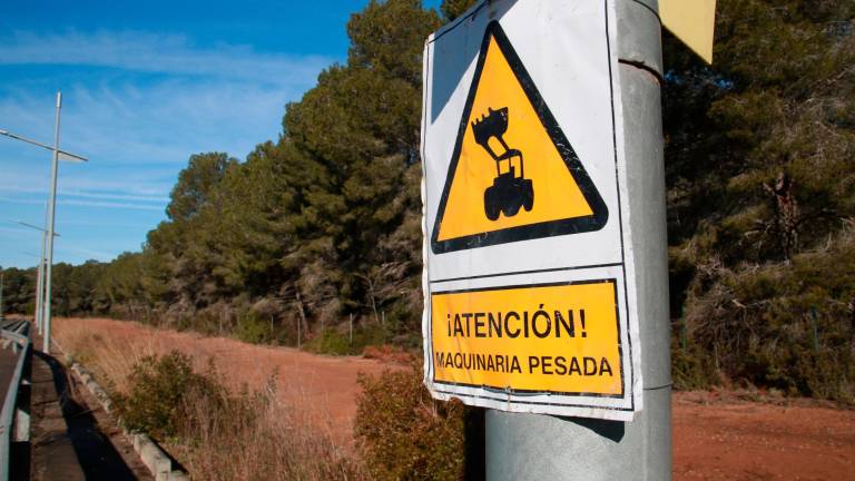 Cartel indicativo de las obras que se iniciaron en la estación del Camp de Tarragona para construir un aparcamiento provisional. Foto: ACN