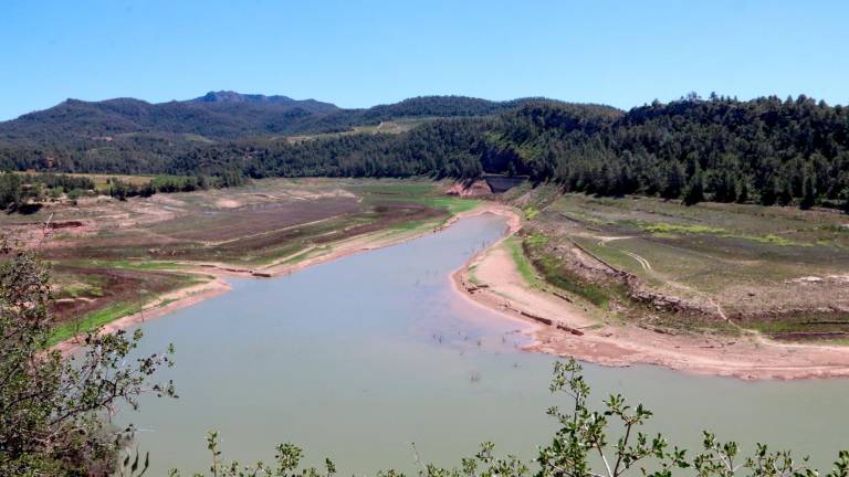 Vista general de l’embassament dels Guiamets, amb molt poca aigua a tocar de la presa. Foto: ACN