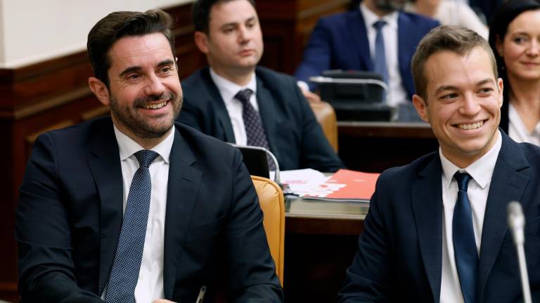 El diputado del PSOE Antidio Fagúndez (i) tras ser declarado presidente de Comisión de Auditoría y Calidad democrática durante los actos de composición de las nuevas comisiones, este lunes en el Congreso de los Diputados. Foto: EFE