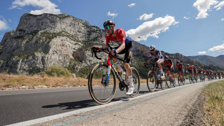 El pelotón durante la tercera etapa de La Vuelta disputada hoy entre Suria y Arinsal. Foto: EFE/ Manuel Bruque