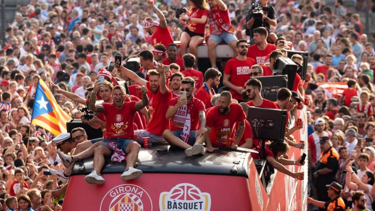 Los jugadores del Bàsquet Girona y el Girona FC celebraron juntos el ascenso a la máxima categoría de sus respectivos deportes. foto: EFE