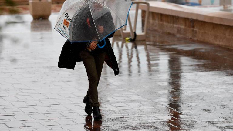El pico del temporal se dará entre las 19 horas del sábado hasta las 13 horas del domingo. Foto: EFE