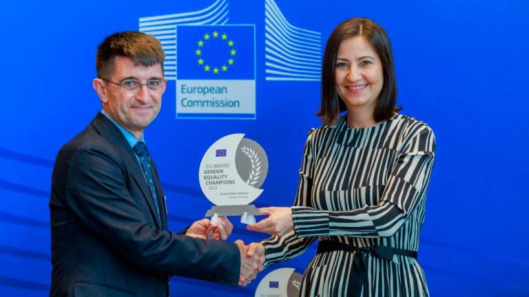 Josep Pallarès rep el premi ‘Sustainable Gender Equality Champion’ de mans de la comissària europea Iliana Ivanova en un acte a la seu de la Comissió Europea. FOTO: Frédéric Sierakowski, European Union, 2024.