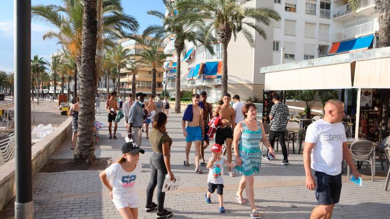 Turistas paseando por las calles de Salou. Foto: Alba Mariné