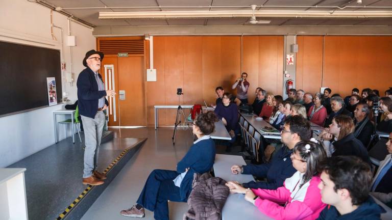 El professor Eudald Carbonell amb l’aula plena d’alumnes, exalumnes, professors i companys. Foto: Alba Mariné