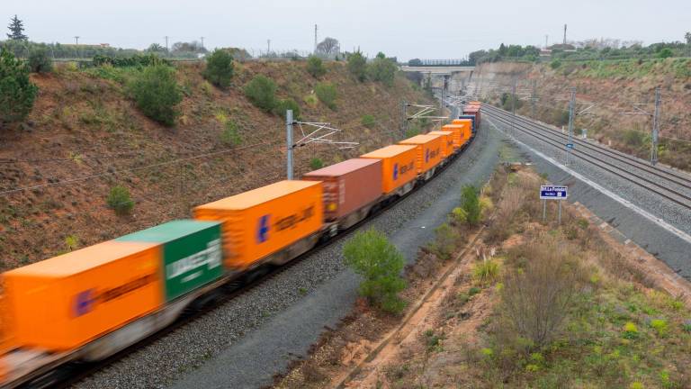 Un tren de mercancías incorporándose a la vía de Tarragona a través del enlace de La Feredat, en la bifurcación de Vila-seca. foto: Marc bosch