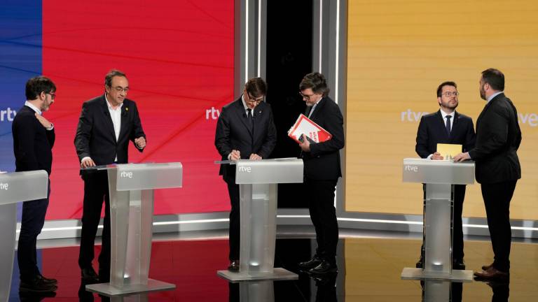 El candidato de JxCat Josepa Rull (2i), el del PSC Salvador Illa (3i) y el de ERC Pere Aragonés (2d), durante el debate electoral organizado por RTVE Catalunya. Foto: EFE