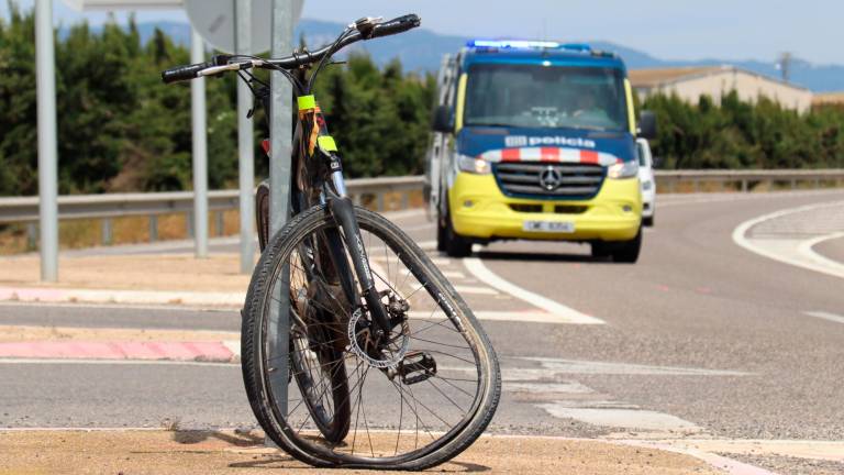 La bicicleta dañada tras el impacto con el camión. Foto: ACN