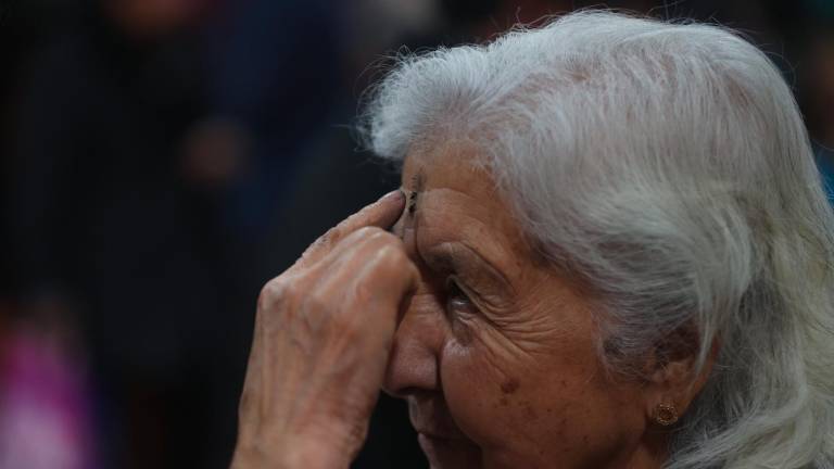 Una mujer reza por la salud del Papa. Foto: EFE
