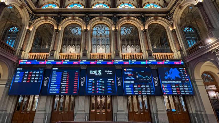 La bolsa española perdió este viernes el 5,83 %, la mayor caída diaria desde marzo de 2020, en el inicio de la pandemia, y cerró por debajo de los 12.500 puntos por el temor a una recesión por la guerra comercial emprendida por Estados Unidos, así como por el descenso de los bancos y las plazas internacionales. Foto: EFE