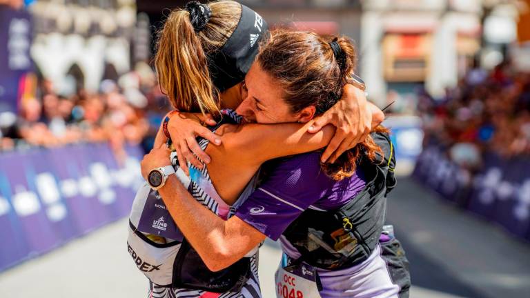 Núria Gil, a la derecha, se abraza en la meta con la ganadora, Sheila Avilés. FOTO: UTMB