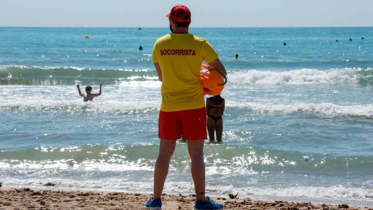 Críticas al retraso para activar los socorristas en las playas de El Vendrell
