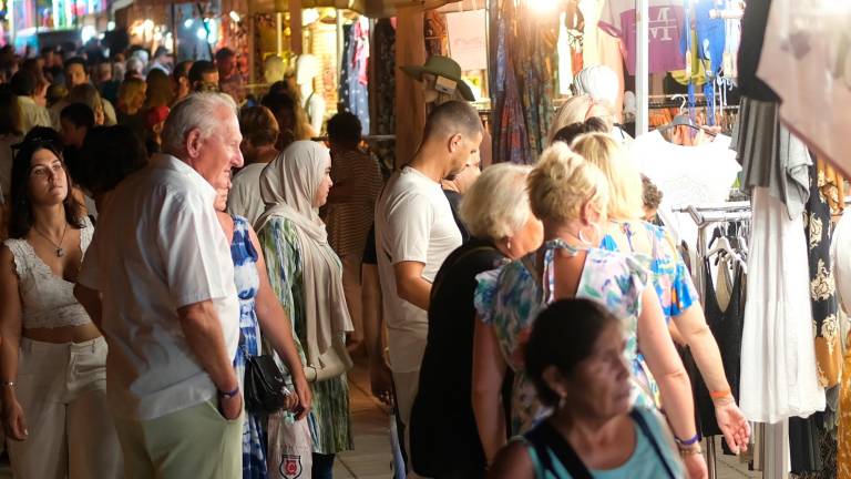 Los comercios de Salou sacaron sus productos al paseo Jaume I hasta la medianoche. Foto: Fabián Acidres