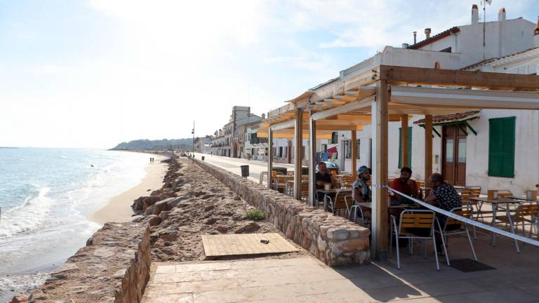 El nivel de la playa de Altafulla está a un metro y medio por debajo del nivel del paseo. foto: Alba Mariné