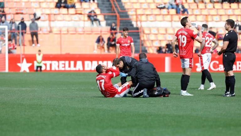 El delantero asturiano del Nàstic es atendido por los servicios médicos del club tras lesionarse frente al Eldense. Foto: Pere Ferré