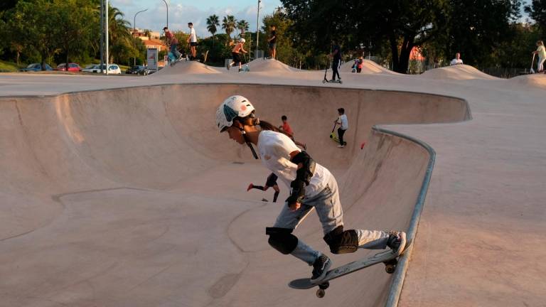 Niños y jóvenes llenan cada tarde el nuevo ‘skatepark’ de Reus. FOTO: Fabián Acidres
