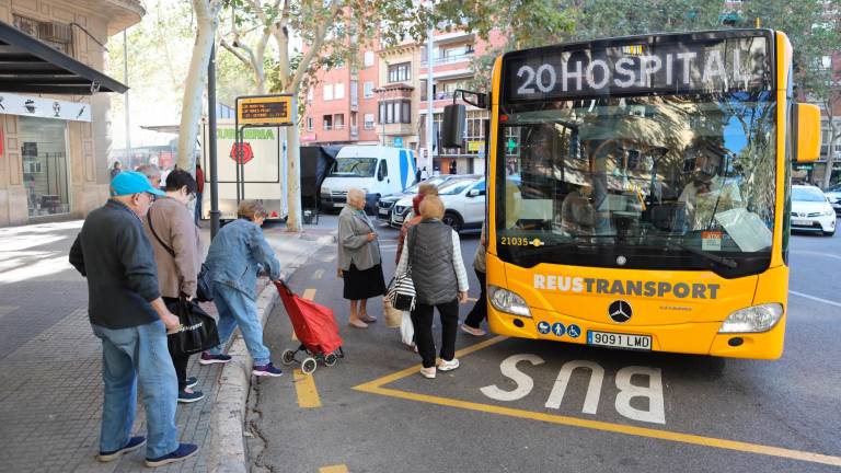 Pasajeros subiéndose a un autobús de la L20 de Reus Transport en la plaza de Les Oques. Foto: Alba Mariné