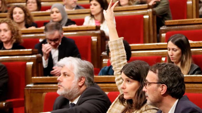 La portavoz de Junts en el Parlament, Mònica Sales, señala el voto en contra de la ley que revierte los beneficios fiscales al Hard Rock. Foto: ACN