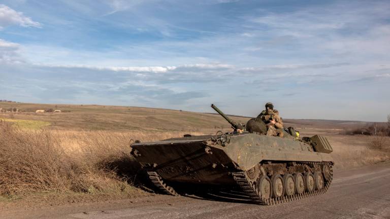 Un tanque ucraniano visto cerca de la frontera de Bakhmut, en la región de Donetsk (Ucrania). Foto: EFE