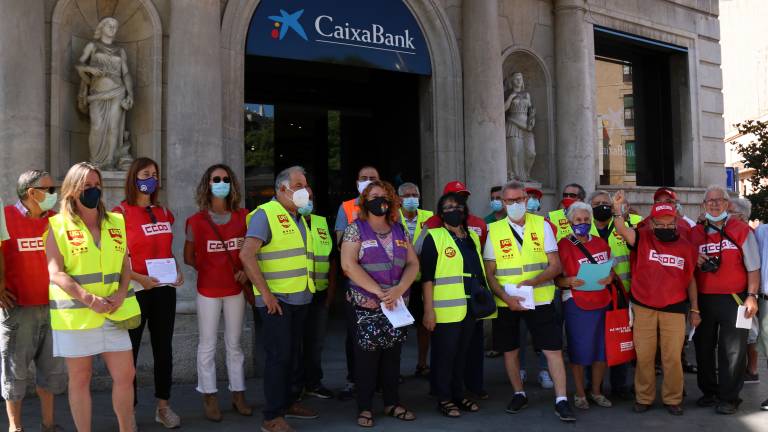 Pensionistas y jubilados ante la oficina de la Caixa en Tarragona. FOTO: Mar Rovira