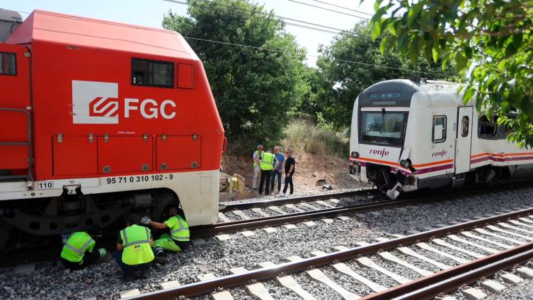 Operarios revisando los frenos de la locomotora que impactó sobre el tren de pasajeros, ayer en el lugar del accidente. Foto: Alba Mariné