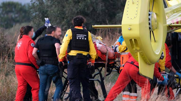 Policías y sanitarios atienden al pistolero de Tarragona después de ser abatido por los Mossos. Foto: Fabián Acidres/ DT