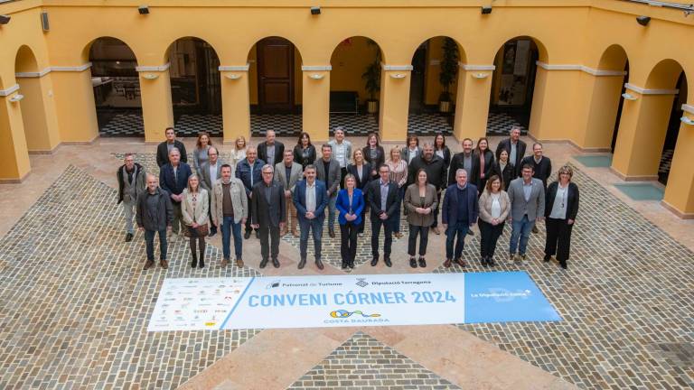 Foto de familia con los representantes de los 32 entes públicos y privados que han firmado el Conveni Córner este año. Foto. Àngel Ullate