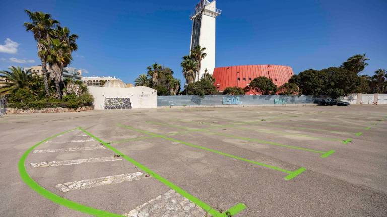 La semana pasada se empezaron a pintar las plazas e instalar las señales informativas. Foto: Àngel ullate
